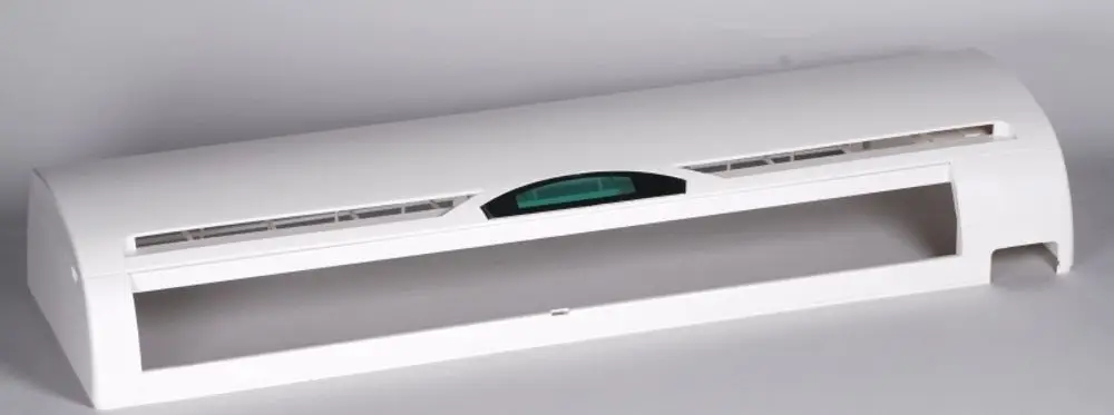 Weiße Vorderwand für ein Klimagerät der Marke Remko, mit schmalen Lüftungsschlitzen und einem transparenten Bereich in der Mitte.