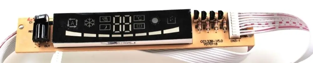 Platine mit Display und Steuerungselementen, vermutlich von Remko, zur Anzeige und Einstellung von Funktionen, verbaut in einem Heizungs- oder Klimagerät.