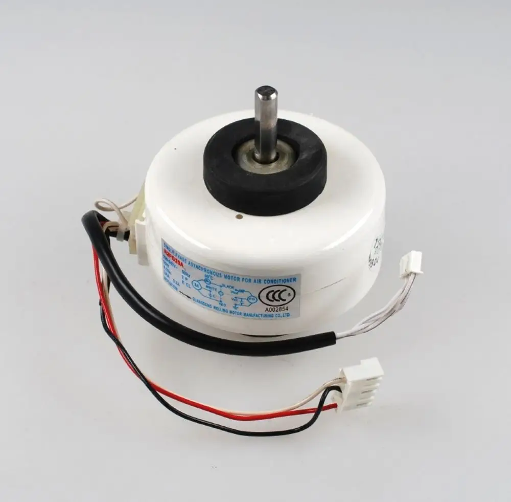 Ventilatormotor von Remko mit einem cylindrischen Gehäuse und mehreren Anschlusskabeln. Der Motor ist für den Einsatz in Klimaanlagen konzipiert.