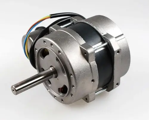 Ventilatormotor von Remko mit einem Metallgehäuse und mehreren Anschlusskabeln. Antrieb mit einer ausgeprägten Welle zur Befestigung in Geräten.