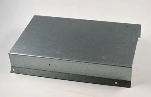 Metallisches, rechteckiges Gehäuse mit schmalem Rand und Befestigungslöchern, passend zu Remko Geräten. Oberfläche ist silberfarben und aus verzinktem Material.