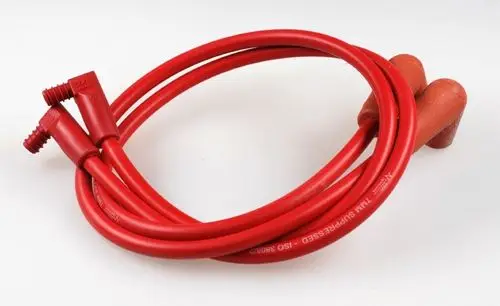 Rote Zündkabel mit Steckern, die gut in einer Werkstatt oder für Reparaturarbeiten verwendet werden können. Produkt von Remko, erkennbar an den typischen Steckerformen.
