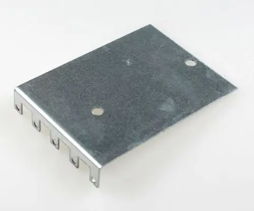 Metallische Trägerplatte mit mehreren Ausstanzungen und Löchern, hergestellt von Remko, zur Montage in technischen Anwendungen.