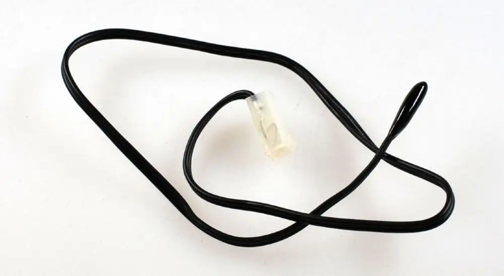 Schwarzes Kabel mit einer transparenten Verbindung an einem Ende, möglicherweise ein Sensor oder Anschluss, hergestellt von Remko.