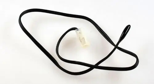 Schwarzes Kabel mit einer transparenten Verbindung an einem Ende, möglicherweise ein Sensor oder Anschluss, hergestellt von Remko.