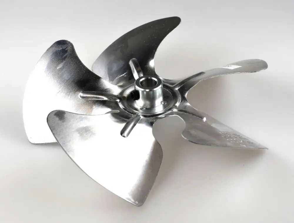 Remko Ventilatorflügel mit mehreren gebogenen Klingen aus Metall, zentraler Montageöffnung, geeignet für den Einsatz in ventilatorbetriebenen Geräten.