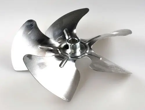 Remko Ventilatorflügel mit mehreren gebogenen Klingen aus Metall, zentraler Montageöffnung, geeignet für den Einsatz in ventilatorbetriebenen Geräten.