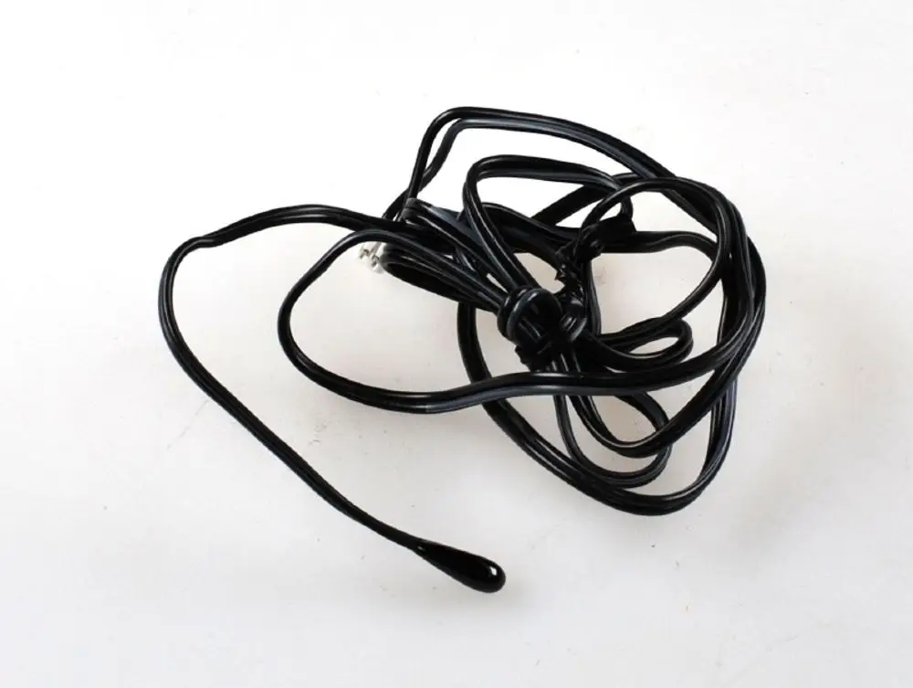 Schwarzes, verknäultes Kabel ohne erkennbare Markenkennung. Möglicherweise Teil eines Sensors von Remko. Ungeordnete Anordnung auf heller Fläche.