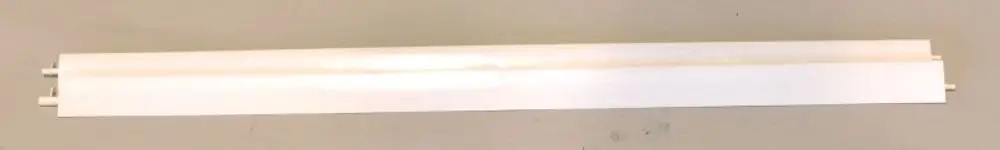 Weißes Produktteil von Remko, länglich und flach, ohne erkennbare Maße oder spezifische Details, auf einer neutralen Oberfläche platziert.