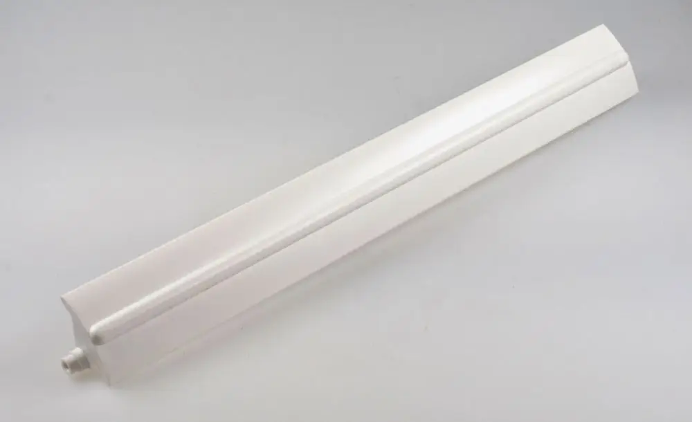 Weißes, längliches Kunststoffteil mit einer glatten Oberfläche, wahrscheinlich für den Anschluss oder die Abluftmontage. Produkt von Remko.