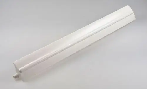 Weißes, längliches Kunststoffteil mit einer glatten Oberfläche, wahrscheinlich für den Anschluss oder die Abluftmontage. Produkt von Remko.