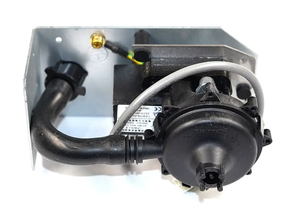 Kondensatpumpe von Remko, montiert auf Metallgrundplatte. Sichtbare Anschlüsse für Schläuche und elektrische Verbindung, kompakte Bauweise.