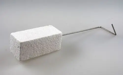Weißer Styroporblock auf einem Metallgestell, vermutlich ein Teil eines technischen Geräts von Remko.