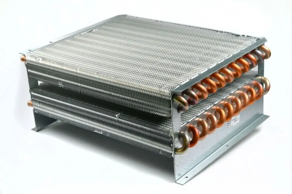 Remko Wärmetauscherpaket aus Metall mit Kupferrohren. Das Produkt zeigt eine gitterförmige Struktur und ist für Heizungs- oder Klimaanlagenanwendungen konzipiert.
