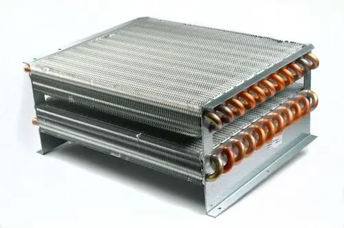 Remko Wärmetauscherpaket aus Metall mit Kupferrohren. Das Produkt zeigt eine gitterförmige Struktur und ist für Heizungs- oder Klimaanlagenanwendungen konzipiert.