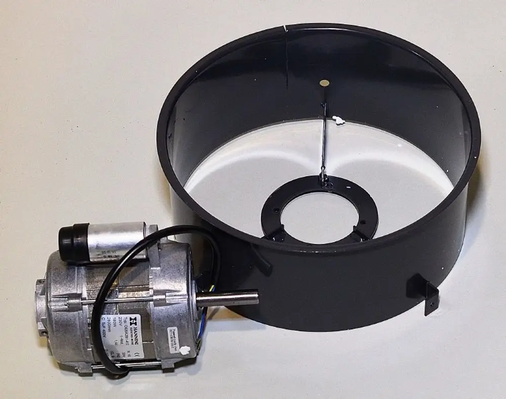 Elektromotorenteilsatz mit schwarzem Gehäuse und Anschlussleitungen, verbunden mit einem Kondensator, gefertigt von Remko. Ideal für verschiedene Anwendungen im Elektromotorbetrieb.