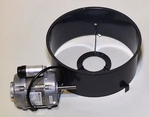 Elektromotorenteilsatz mit schwarzem Gehäuse und Anschlussleitungen, verbunden mit einem Kondensator, gefertigt von Remko. Ideal für verschiedene Anwendungen im Elektromotorbetrieb.