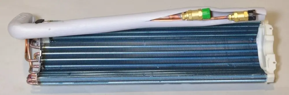 Verdampfer der Marke Remko mit kupfernen Rohren und Aluminiumlamellen, ausgestattet mit Anschlussstellen an einem Ende, für Kühl- oder Heizungsanwendungen.