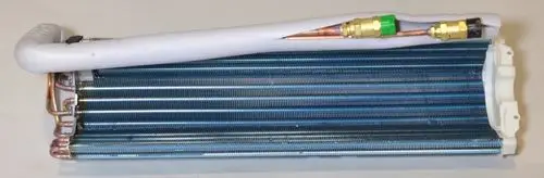 Verdampfer der Marke Remko mit kupfernen Rohren und Aluminiumlamellen, ausgestattet mit Anschlussstellen an einem Ende, für Kühl- oder Heizungsanwendungen.