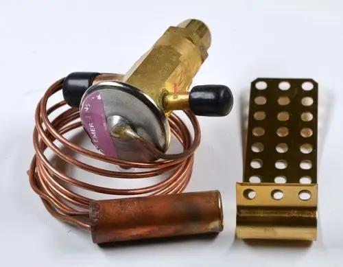 Expansionsventil von Remko mit einer Kupferrohrschlange und einem Metallgehäuse. Enthält eine metallene Halterung zur Befestigung.