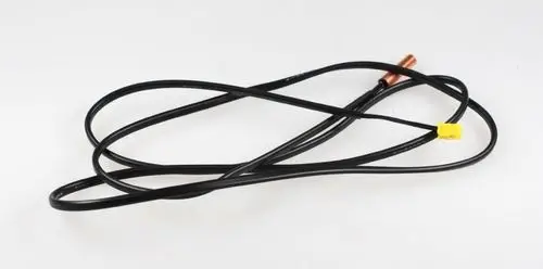 Sensor mit zwei Kabeln, einer Kupferspitze und einem gelben Stecker, möglicherweise für einen Kompressor von Remko.
