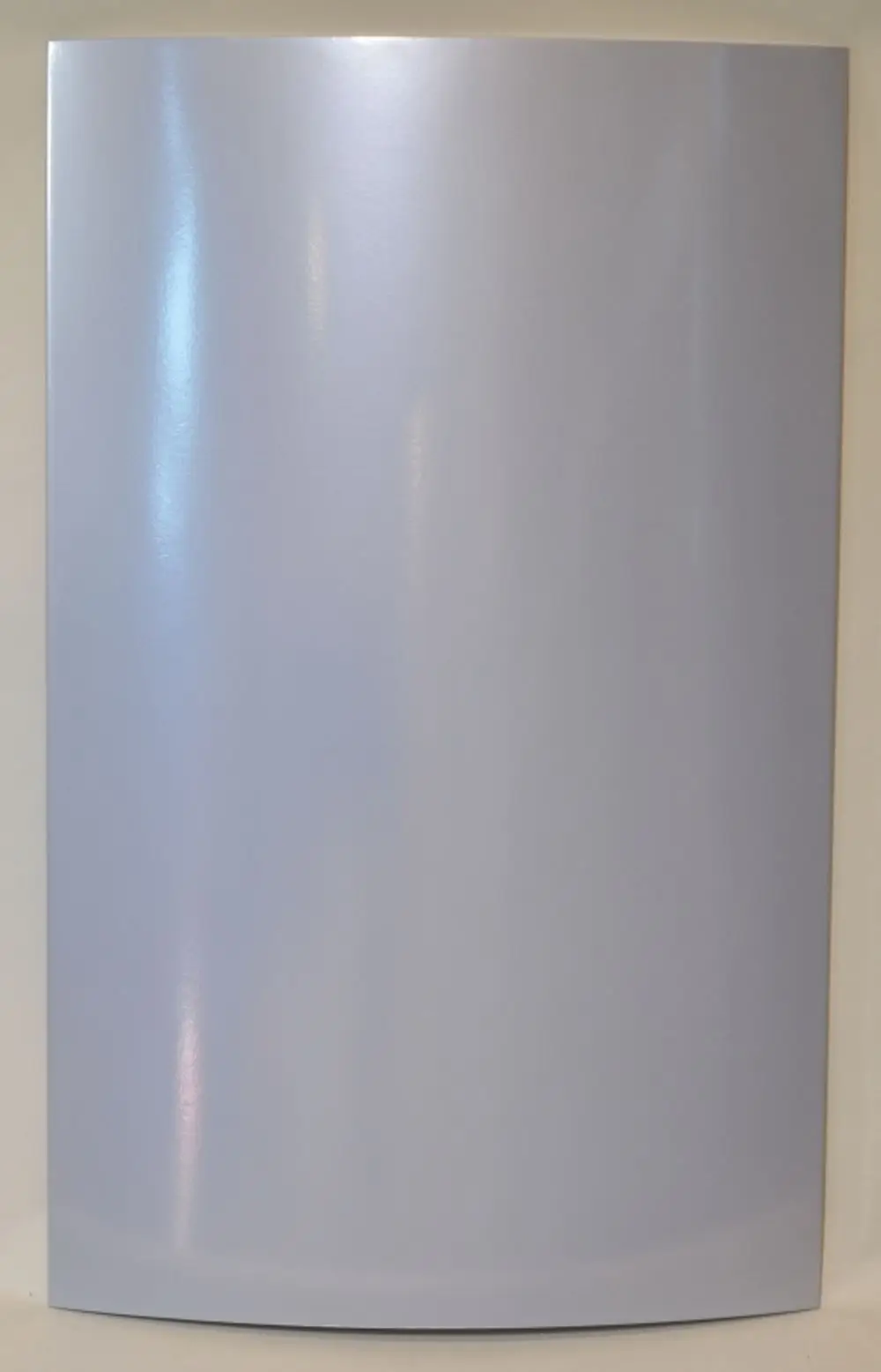 Graues, glänzendes Frontblech mit abgerundeten Ecken, platziert vor einer hellen Wand. Es handelt sich um ein Teileprodukt der Marke Remko.