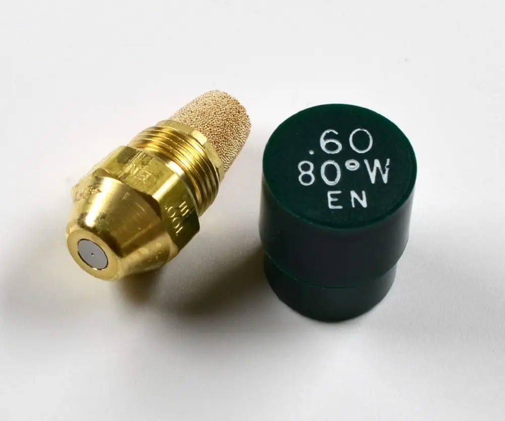 Öldüse mit goldfarbener Metalloberfläche und Filter, neben grünem Behälter mit Beschriftung, zeigt Komponente zur Ölleitung, hergestellt von der Marke Remko.