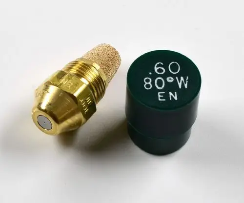 Öldüse mit goldfarbener Metalloberfläche und Filter, neben grünem Behälter mit Beschriftung, zeigt Komponente zur Ölleitung, hergestellt von der Marke Remko.