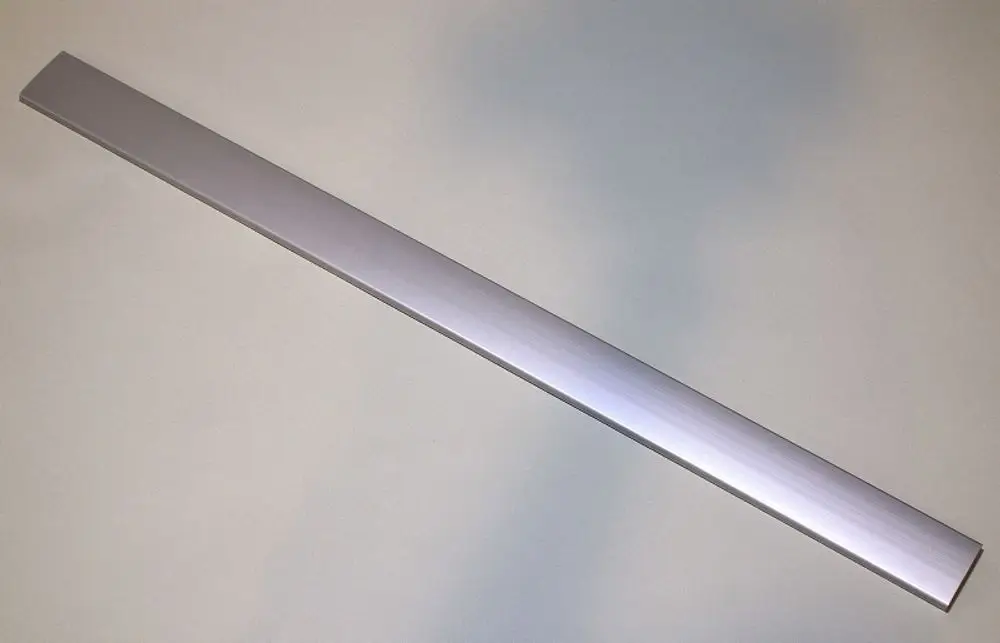 Aluminium-Luftleitlamelle von Remko, flach und länglich, mit gebürsteter Oberfläche, auf heller Unterlage.