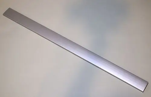 Aluminium-Luftleitlamelle von Remko, flach und länglich, mit gebürsteter Oberfläche, auf heller Unterlage.