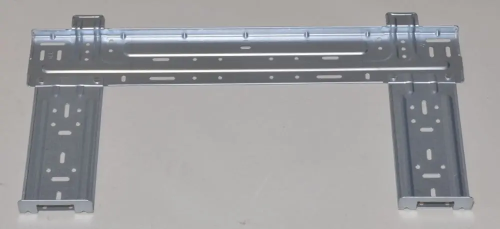 Wandhalterung aus Metall mit mehreren Durchbrüchen für Montageschrauben. Typische Konstruktion für Klimageräte, passend für Remko Innengeräte.