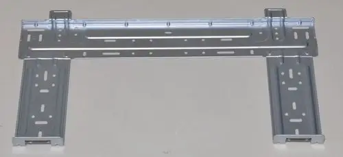 Wandhalterung aus Metall mit mehreren Durchbrüchen für Montageschrauben. Typische Konstruktion für Klimageräte, passend für Remko Innengeräte.