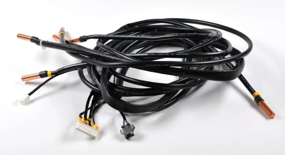 Schwarz isolierte Kabel mit mehreren Anschlüssen und Kupferenden, vermutlich Teil eines Sensorsets von Remko, ordentlich aufgewickelt auf einem weißen Hintergrund.