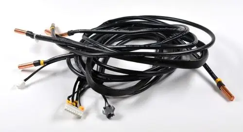 Schwarz isolierte Kabel mit mehreren Anschlüssen und Kupferenden, vermutlich Teil eines Sensorsets von Remko, ordentlich aufgewickelt auf einem weißen Hintergrund.
