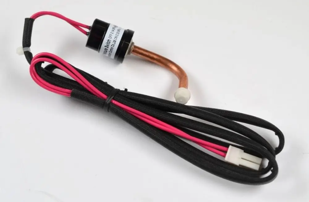 Druckaufnehmer mit Kupferrohr und Anschlusskabel in Schwarz und Rot. Produkt stammt von der Marke Remko.