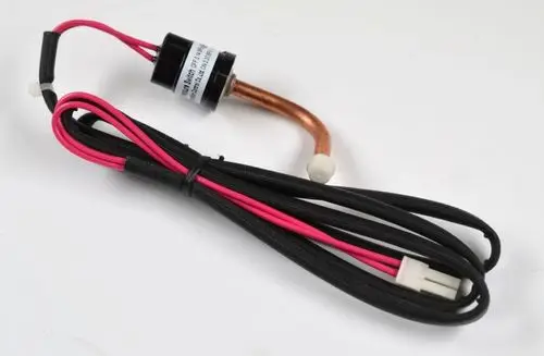 Druckaufnehmer mit Kupferrohr und Anschlusskabel in Schwarz und Rot. Produkt stammt von der Marke Remko.