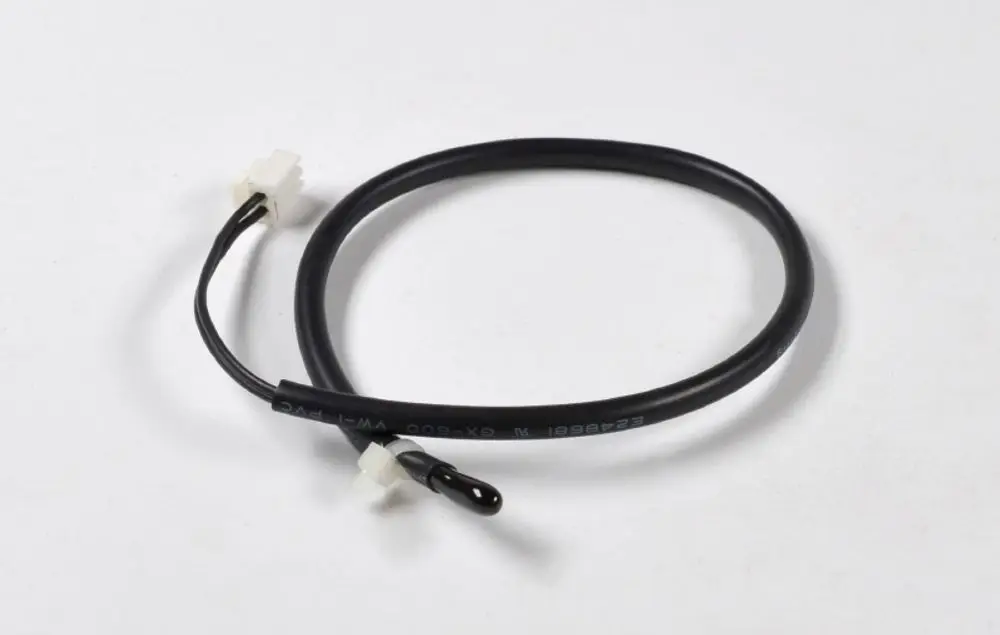 Schwarzes Kabel mit zwei Anschlüssen und einer Aufhängung, typischerweise verwendet für Sensoren, wie den von Remko.