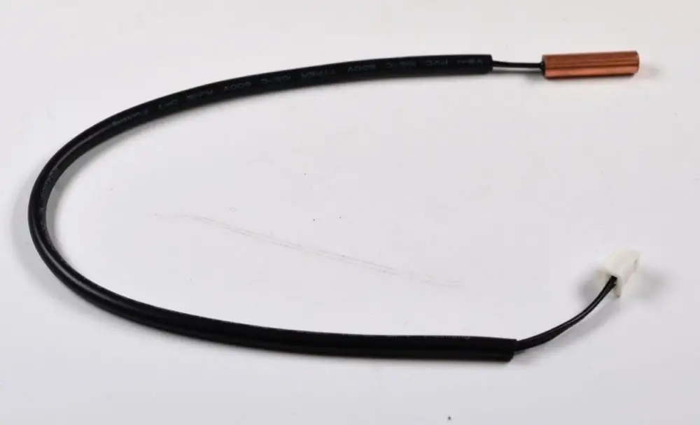 Schwarzes Kabel mit einem Kupferende und einem weißen Anschluss. Produkt von Remko, vermutlich ein Sensor für Verdampferanwendungen.
