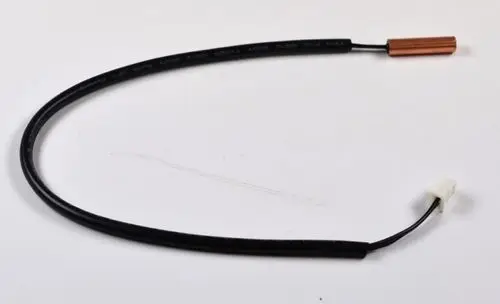 Schwarzes Kabel mit einem Kupferende und einem weißen Anschluss. Produkt von Remko, vermutlich ein Sensor für Verdampferanwendungen.