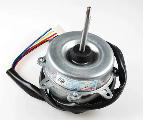 Ventilatormotor Remko mit einer Metalloberfläche, einer zentralen Achse und mehreren Kabeln in verschiedenen Farben, die vom Motor abzweigen.