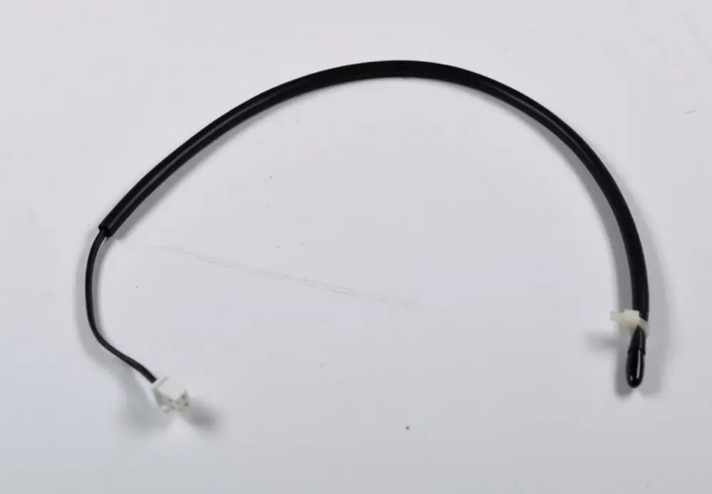 Schlauch mit Stecker und schwarzem Mantel, möglicherweise ein Teil von einem Sensor oder Kabelsystem, hergestellt von Remko.