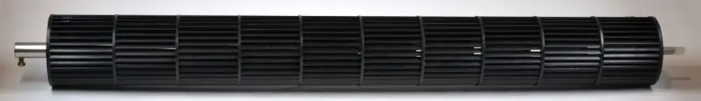 Schwarze Ventilatorwalze von Remko mit lamellierter Oberfläche und zwei Enden zum Anschluss. Die Walze ist langgestreckt und zylindrisch geformt.