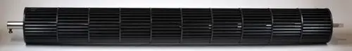 Schwarze Ventilatorwalze von Remko mit lamellierter Oberfläche und zwei Enden zum Anschluss. Die Walze ist langgestreckt und zylindrisch geformt.