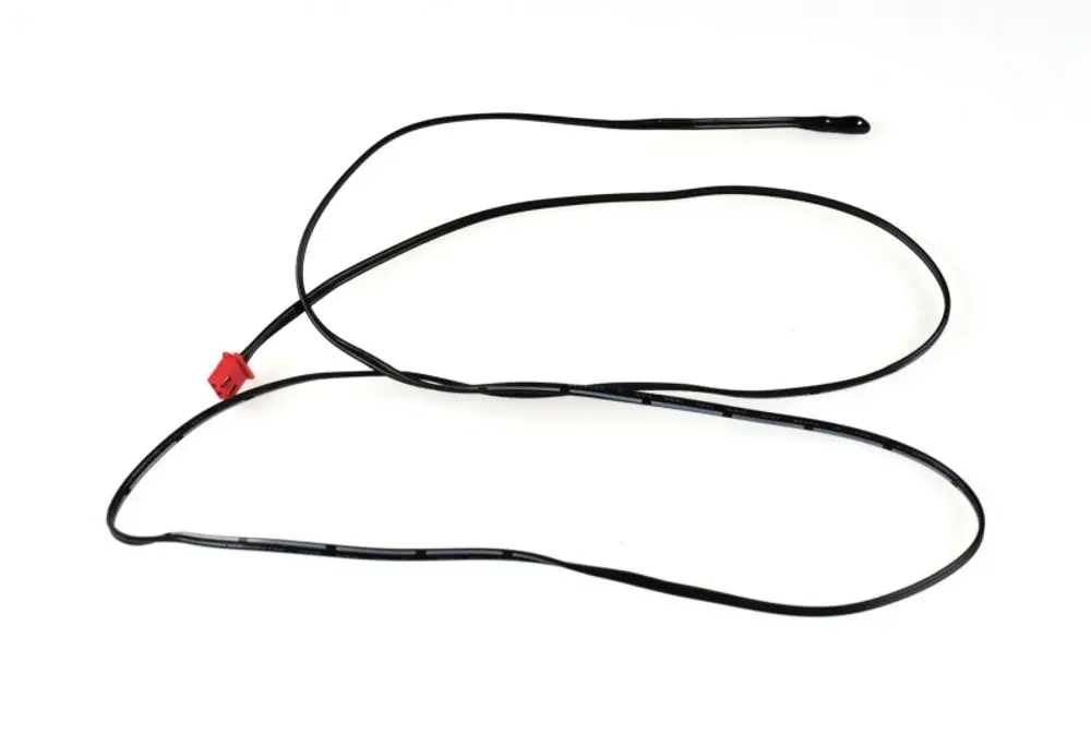 Sensor mit einem langen, flexiblen Kabel und einem roten Stecker, hergestellt von Remko, geeignet für verschiedene Anwendungen in der Luftstromregelung.