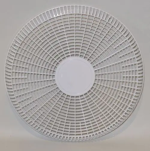 Weißer Schutzkorb aus Kunststoff mit gitterförmigem Design. Geeignet für Anwendungen im Bereich der Remko-Verflüssiger. Klar erkennbarer runder Aufbau.