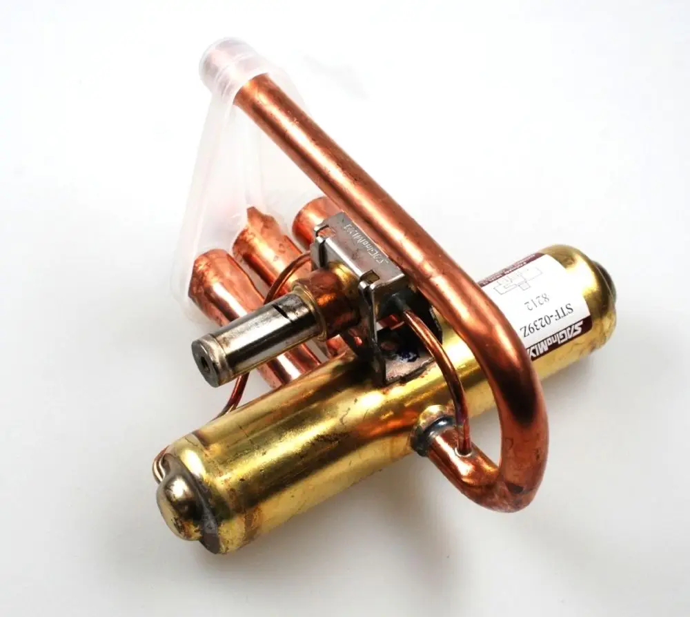 Vier-Wege-Umschaltventil aus Kupfer und Metall mit mehreren Anschlüssen. Produkt der Marke Remko, dient zur Steuerung von Fluidströmen.