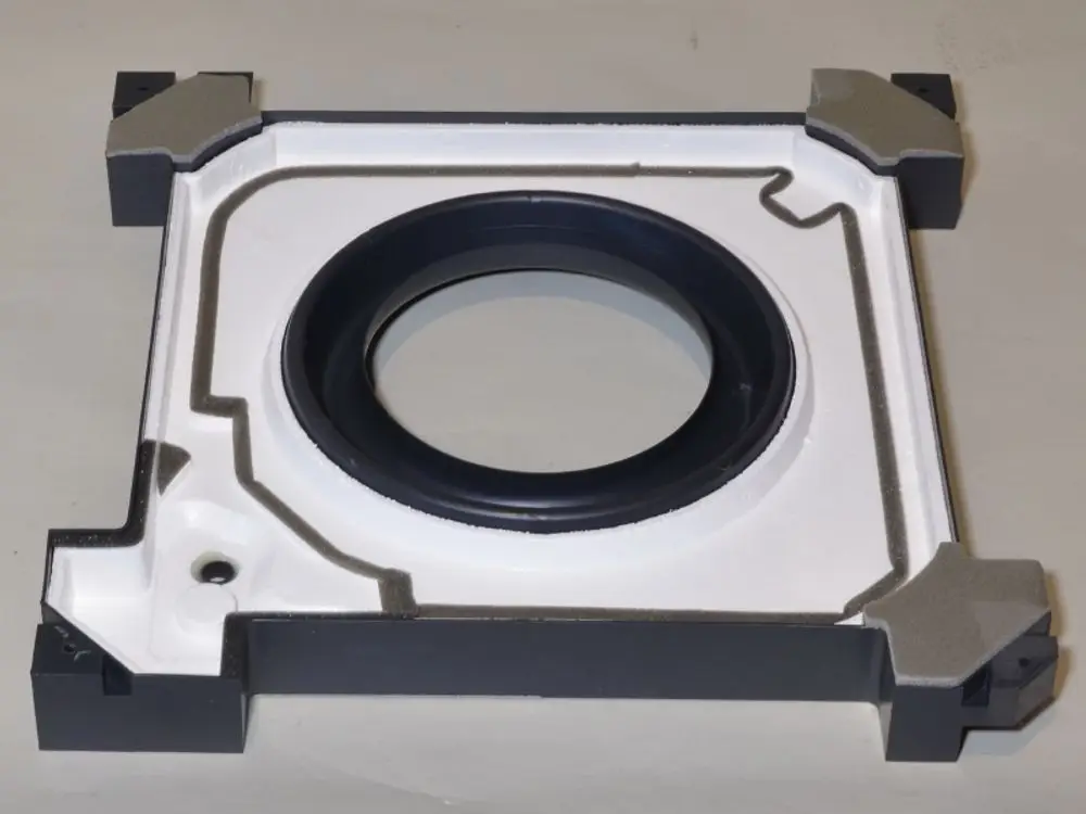 Baugruppe von Remko mit einem rechteckigen Rahmen und einem runden Öffnungsbereich, vermutlich für einen Lufteintritt. Geometrische Struktur mit verschiedenen Materialbereichen.