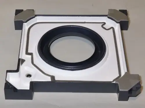 Baugruppe von Remko mit einem rechteckigen Rahmen und einem runden Öffnungsbereich, vermutlich für einen Lufteintritt. Geometrische Struktur mit verschiedenen Materialbereichen.