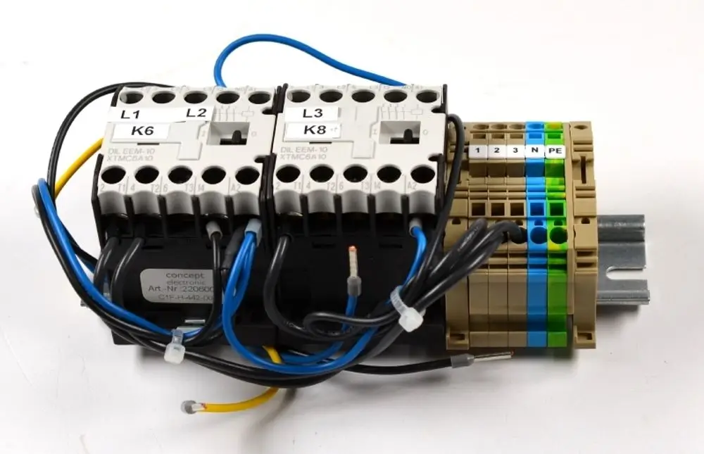 Steuerungseinheit mit mehreren Schütz- und Anschlussklemmen, geeignet für elektrische Heizsysteme, Marke Remko, vernetzt mit mehreren Leitungen und Anschlüssen.