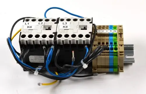 Steuerungseinheit mit mehreren Schütz- und Anschlussklemmen, geeignet für elektrische Heizsysteme, Marke Remko, vernetzt mit mehreren Leitungen und Anschlüssen.